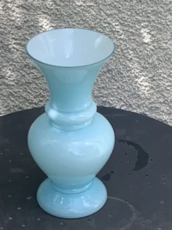 Grand vase en opaline bleu pastel vintage