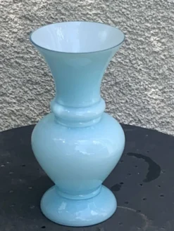 Grand vase en opaline bleu pastel vintage