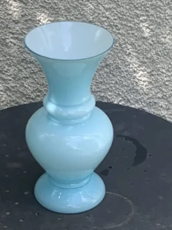 Grand vase en opaline bleu pastel vintage