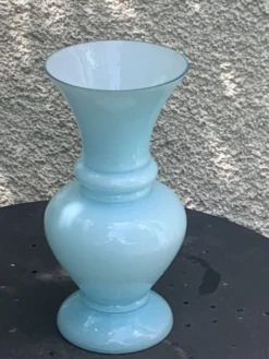 Grand vase en opaline bleu pastel vintage