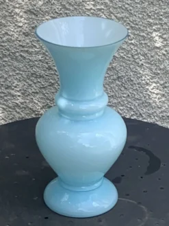 Grand vase en opaline bleu pastel vintage