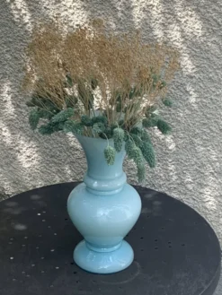 Grand vase en opaline bleu pastel vintage