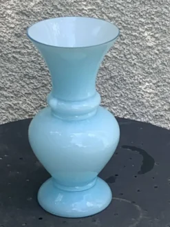 Grand vase en opaline bleu pastel vintage