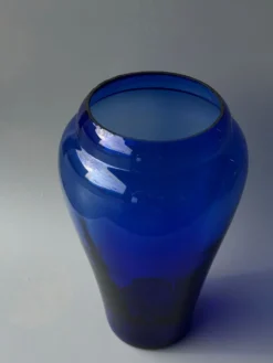 Grand vase en verre bleu cobalt