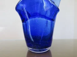 Grand vase "mouchoir" en verre soufflé bleu cobalt, années 60