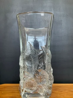 Grand vase vintage en verre moulé pressé