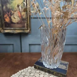 Grand vase vintage en verre moulé transparent