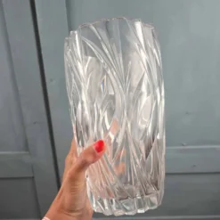 Grand vase vintage en verre moulé transparent