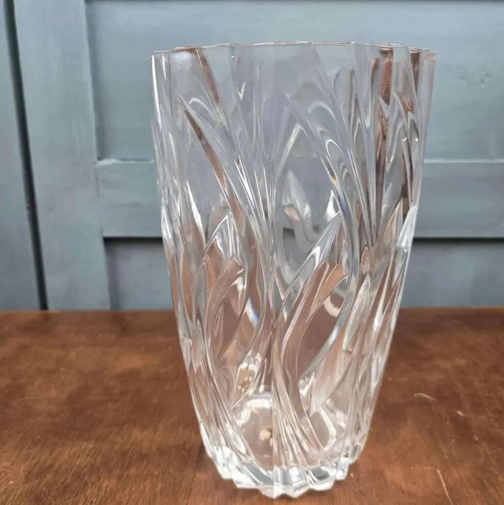 Grand vase vintage en verre moulé transparent