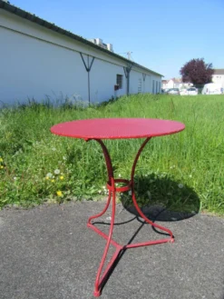 Gueridon en fer forgé ancien repeint rouge bordeaux