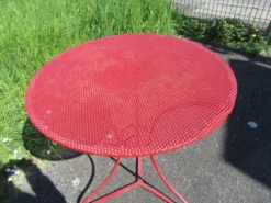 Gueridon en fer forgé ancien repeint rouge bordeaux