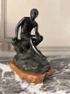 Hermès au repos, bronze Grand Tour, patine noir et verte, XIXème siècle