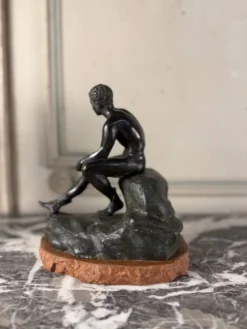 Hermès au repos, bronze Grand Tour, patine noir et verte, XIXème siècle