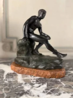 Hermès au repos, bronze Grand Tour, patine noir et verte, XIXème siècle