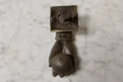 Heurtoir de porte ancien en fonte pleine à forme de main XIXème