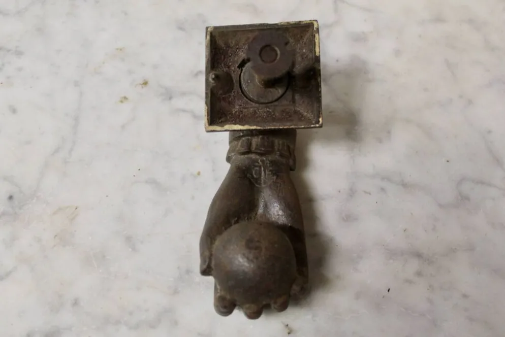 Heurtoir de porte ancien en fonte pleine à forme de main XIXème