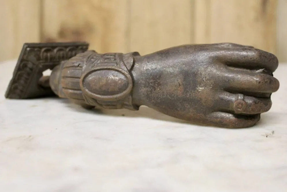 Heurtoir de porte ancien en fonte pleine à forme de main XIXème