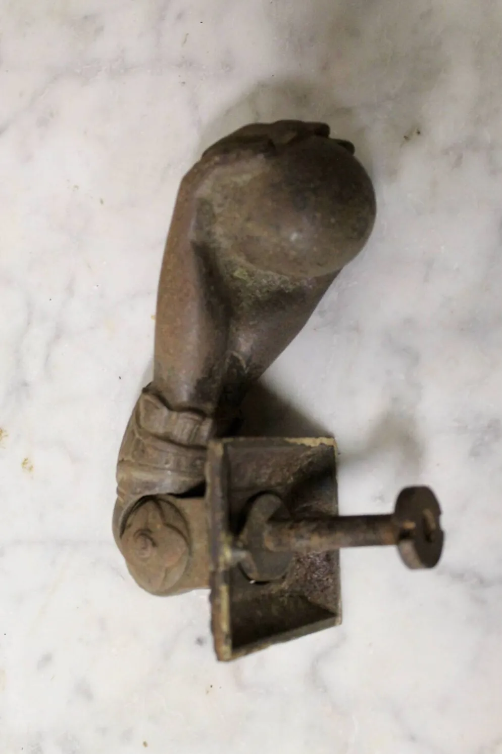 Heurtoir de porte ancien en fonte pleine à forme de main XIXème
