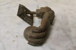 Heurtoir de porte ancien en fonte pleine à forme de main XIXème