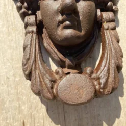 Heurtoir de porte en fonte portrait féminin classique