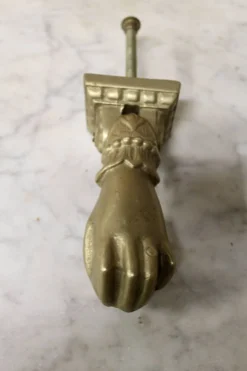 Heurtoir en bronze plein, forme de main, XIXème