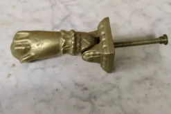 Heurtoir en bronze plein, forme de main, XIXème