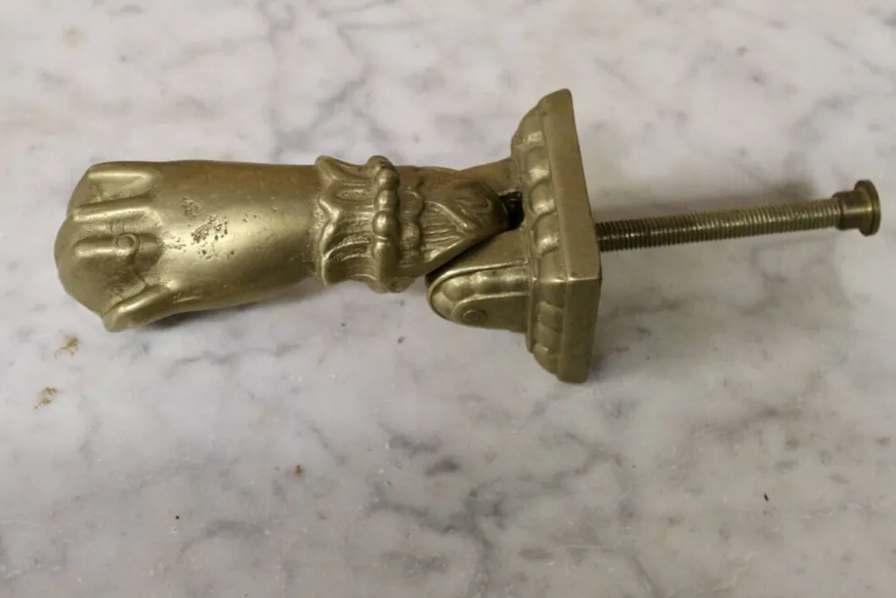 Heurtoir en bronze plein, forme de main, XIXème