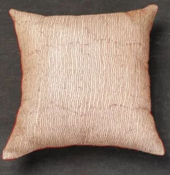 Housse coussin indien en soie brodée main beige rouge