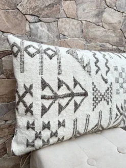 Housse de coussin artisanale en laine berbère : Coussin Kilim marocain