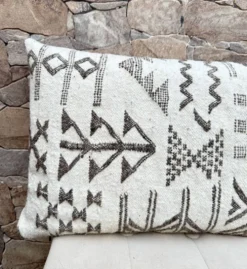 Housse de coussin artisanale en laine berbère : Coussin Kilim marocain