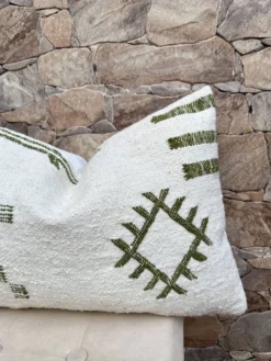 Housse de coussin artisanale en laine berbère : Coussin Kilim marocain