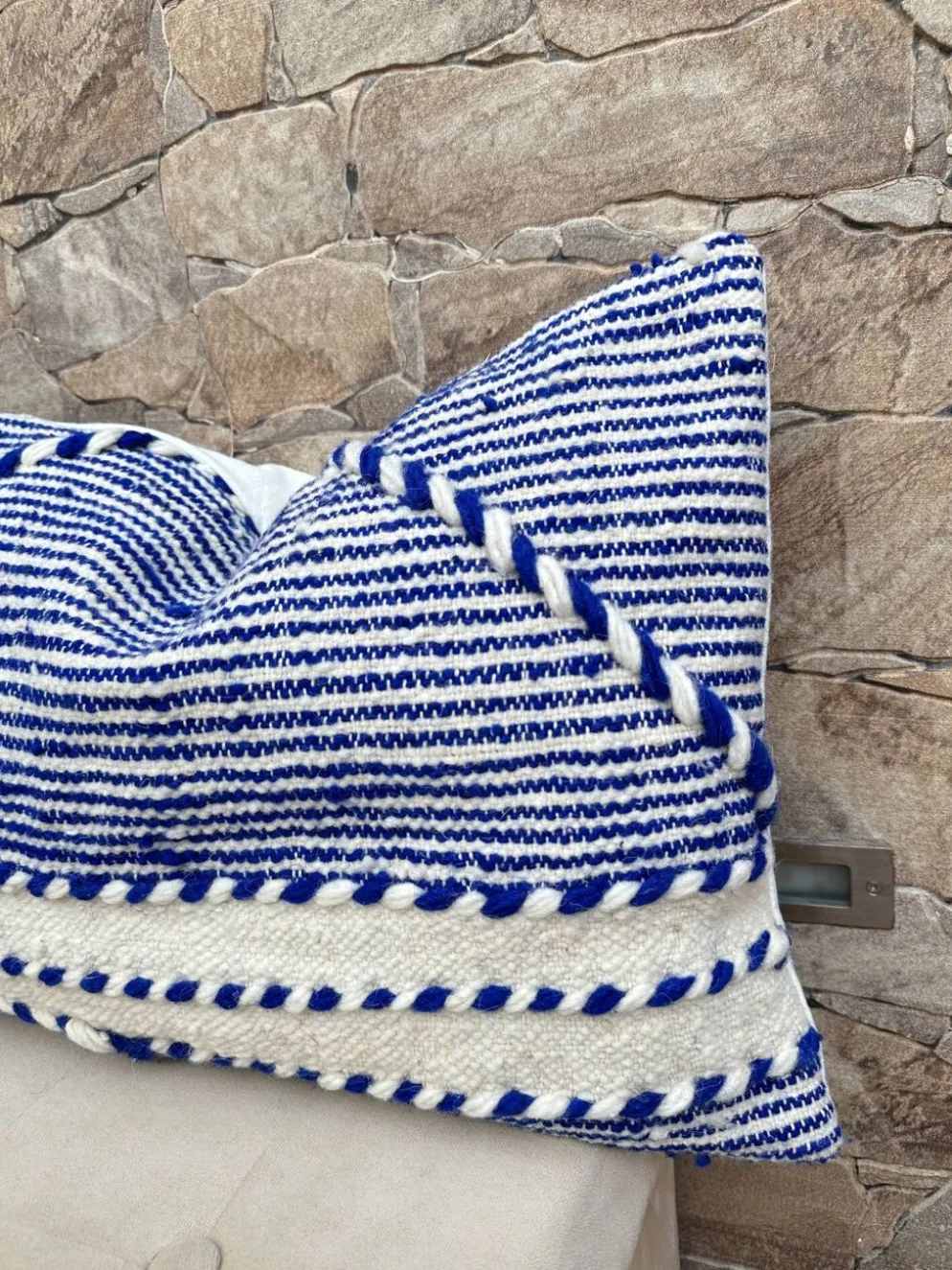 Housse de coussin artisanale en laine berbère : Coussin Kilim marocain