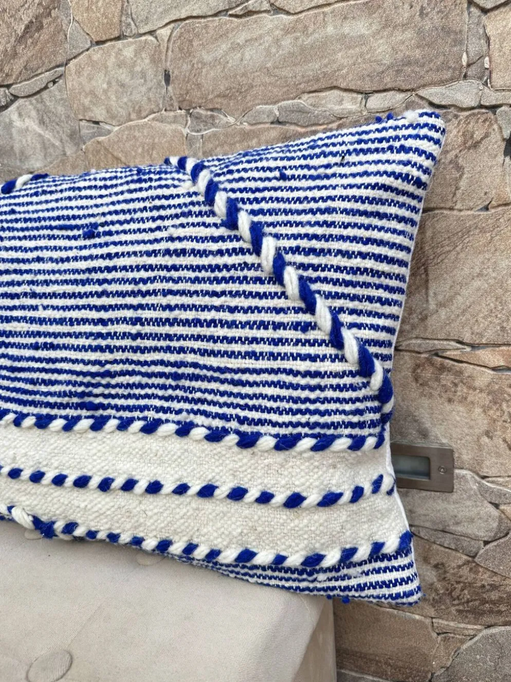 Housse de coussin artisanale en laine berbère : Coussin Kilim marocain