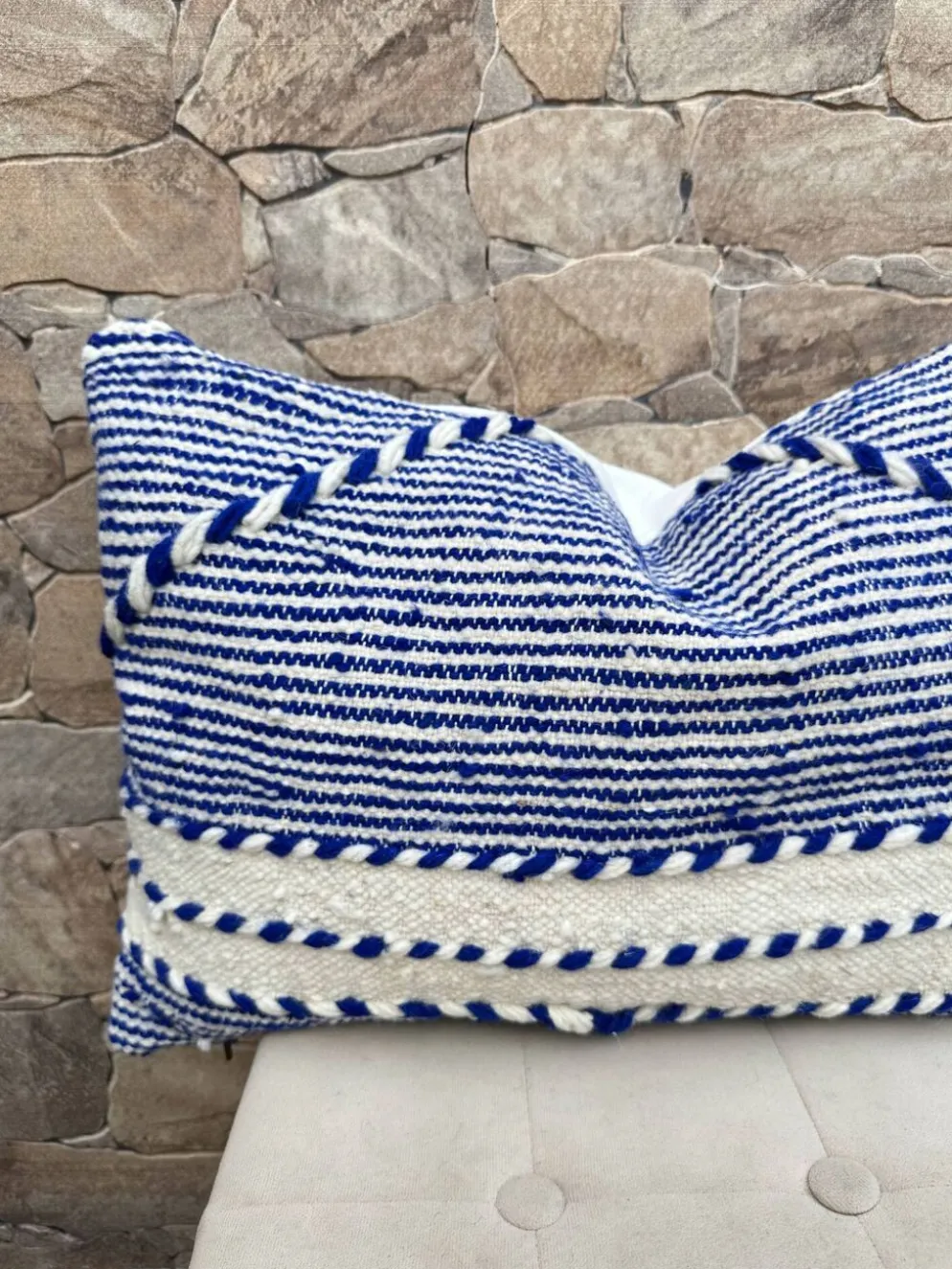 Housse de coussin artisanale en laine berbère : Coussin Kilim marocain