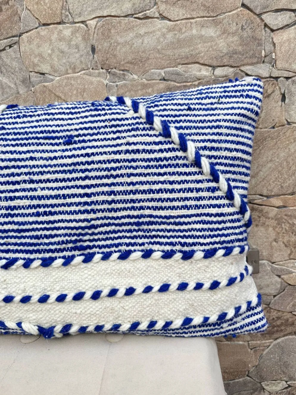 Housse de coussin artisanale en laine berbère : Coussin Kilim marocain