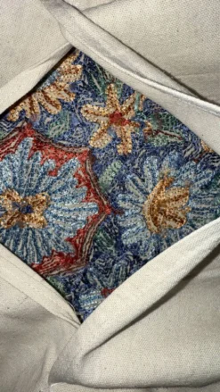 Housse de coussin brodée main en soie du Cachemire, motif floral 40x40 cm