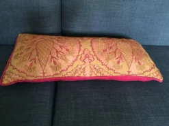 Housse de coussin décorative en brocart avec des motifs ottomans turcs du 16ème siècle.