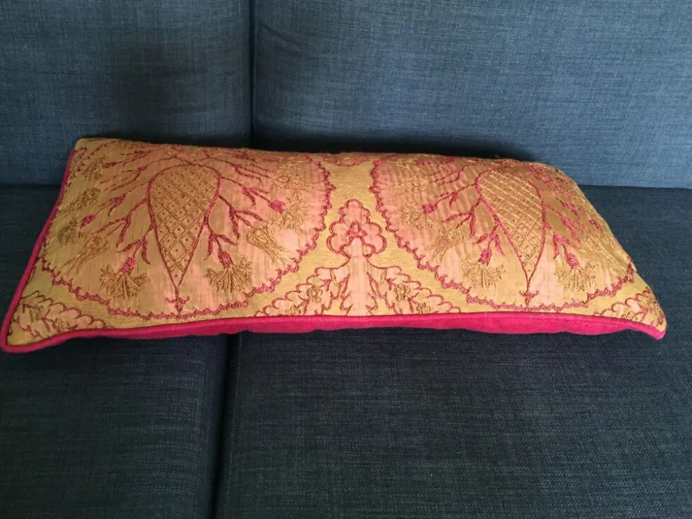 Housse de coussin décorative en brocart avec des motifs ottomans turcs du 16ème siècle.