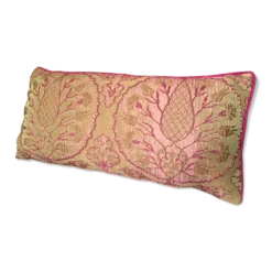 Housse de coussin décorative en brocart avec des motifs ottomans turcs du 16ème siècle.