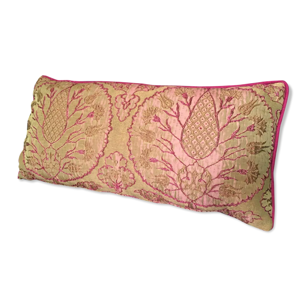 Housse de coussin décorative en brocart avec des motifs ottomans turcs du 16ème siècle.