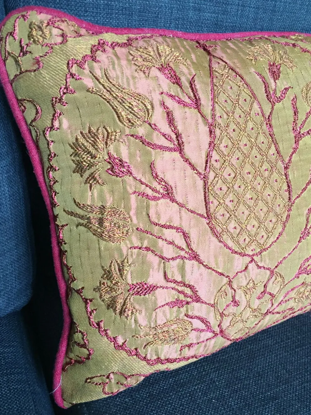 Housse de coussin décorative en brocart avec des motifs ottomans turcs du 16ème siècle.