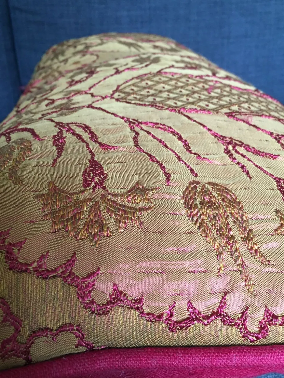 Housse de coussin décorative en brocart avec des motifs ottomans turcs du 16ème siècle.