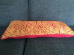 Housse de coussin décorative en brocart avec des motifs ottomans turcs du 16ème siècle.