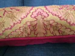 Housse de coussin décorative en brocart avec des motifs ottomans turcs du 16ème siècle.