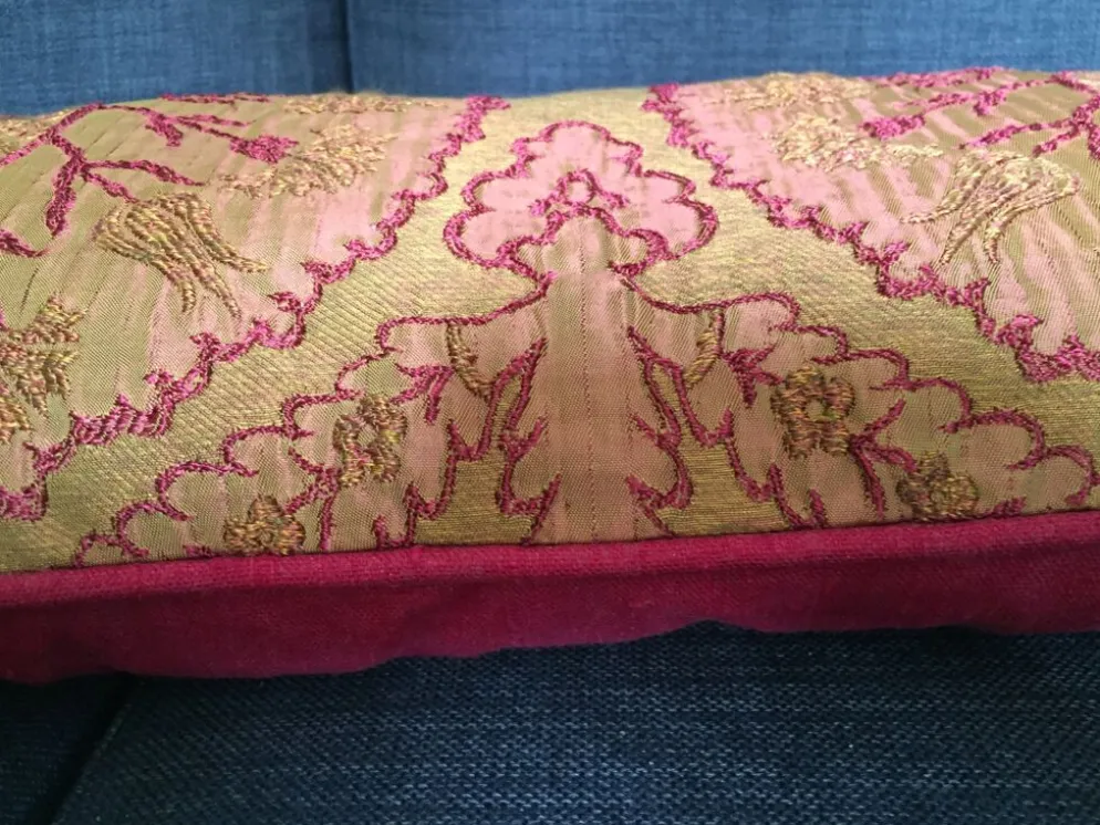 Housse de coussin décorative en brocart avec des motifs ottomans turcs du 16ème siècle.