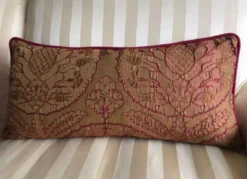 Housse de coussin décorative en brocart avec des motifs ottomans turcs du 16ème siècle.