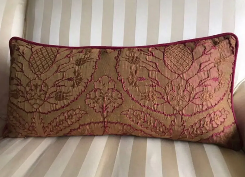 Housse de coussin décorative en brocart avec des motifs ottomans turcs du 16ème siècle.