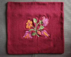 Housse de coussin en lainé 40 x 40cm - Motif floral brodé