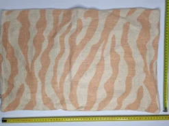Housse de coussin en lin, motif zébré beige et orange, 57 x 37 cm, Chhatwal & Jonsson