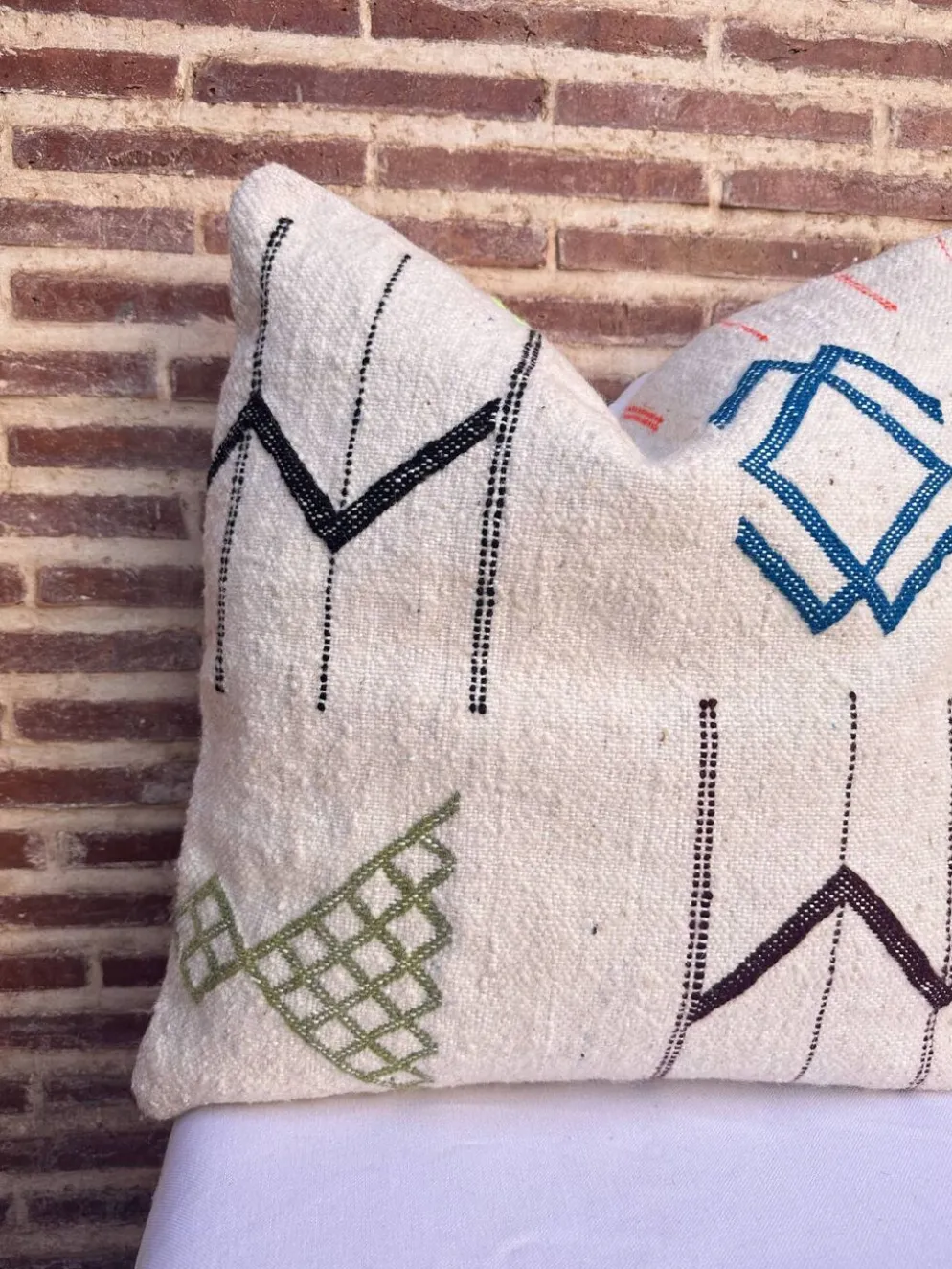 Housse de coussin marocaine blanche faite à la main (45 x 45 cm)